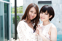 Hirose Mari holding Takashima Nao hand